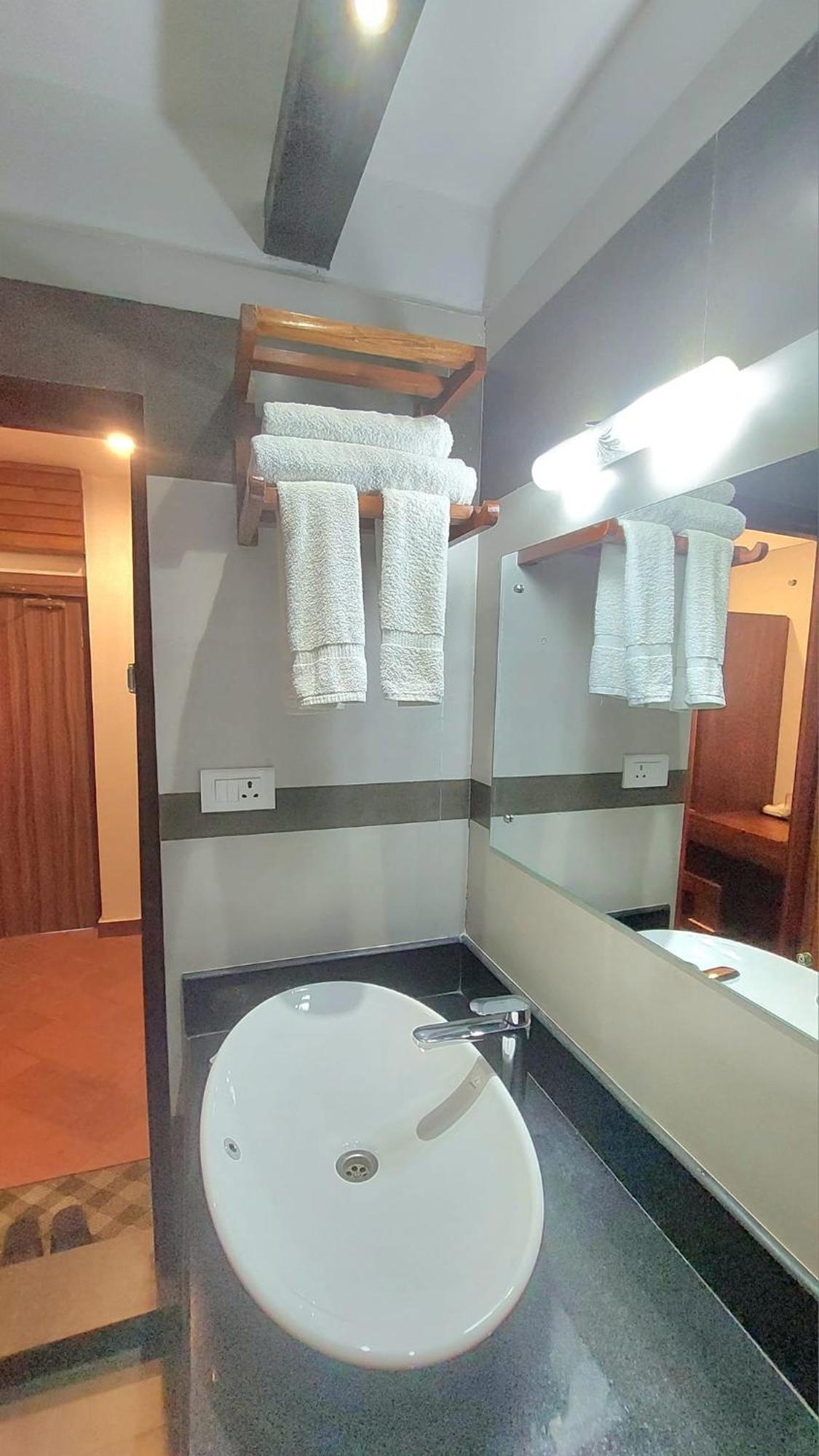 Royal Tiger Luxury Resort 4 Star سوراها المظهر الخارجي الصورة